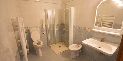 Rollstuhlgerechte Unterkunft - Barrierefreiheit-Merkmale: Für Gäste mit Sehbehinderung oder blinde Menschen - barrierefreies Badezimmer - Feriendorf Bella Italia