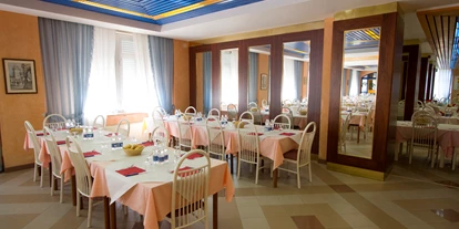 Rollstuhlgerechte Unterkunft - Barrierefreiheit-Merkmale: Für Gäste mit Sehbehinderung oder blinde Menschen - Speisesaal - Feriendorf Bella Italia