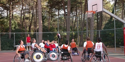 Rollstuhlgerechte Unterkunft - Barrierefreiheit-Merkmale: Für Gäste mit Sehbehinderung oder blinde Menschen - barrierefreie Basketfelder - Feriendorf Bella Italia