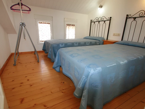Rollstuhl-Urlaub: OG 2. Schlafzimmer mit 2 Einzelbetten - Residencial Thomas A1-A4