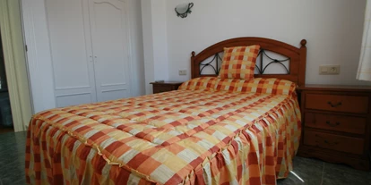 Rollstuhlgerechte Unterkunft - Pflegebett - OG Hauptschlafzimmer mit großem Doppelbett und Kleiderschrank - Residencial Thomas A1-A4