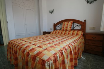 Rollstuhl-Urlaub: OG Hauptschlafzimmer mit großem Doppelbett und Kleiderschrank - Residencial Thomas A1-A4