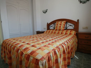 Rollstuhl-Urlaub: OG Hauptschlafzimmer mit großem Doppelbett und Kleiderschrank - Residencial Thomas A1-A4