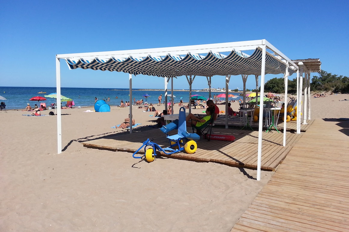 Rollstuhl-Urlaub: Beschatteter Strand für Behinderte, nur 4 km Entfernung - Residencial Thomas A1-A4
