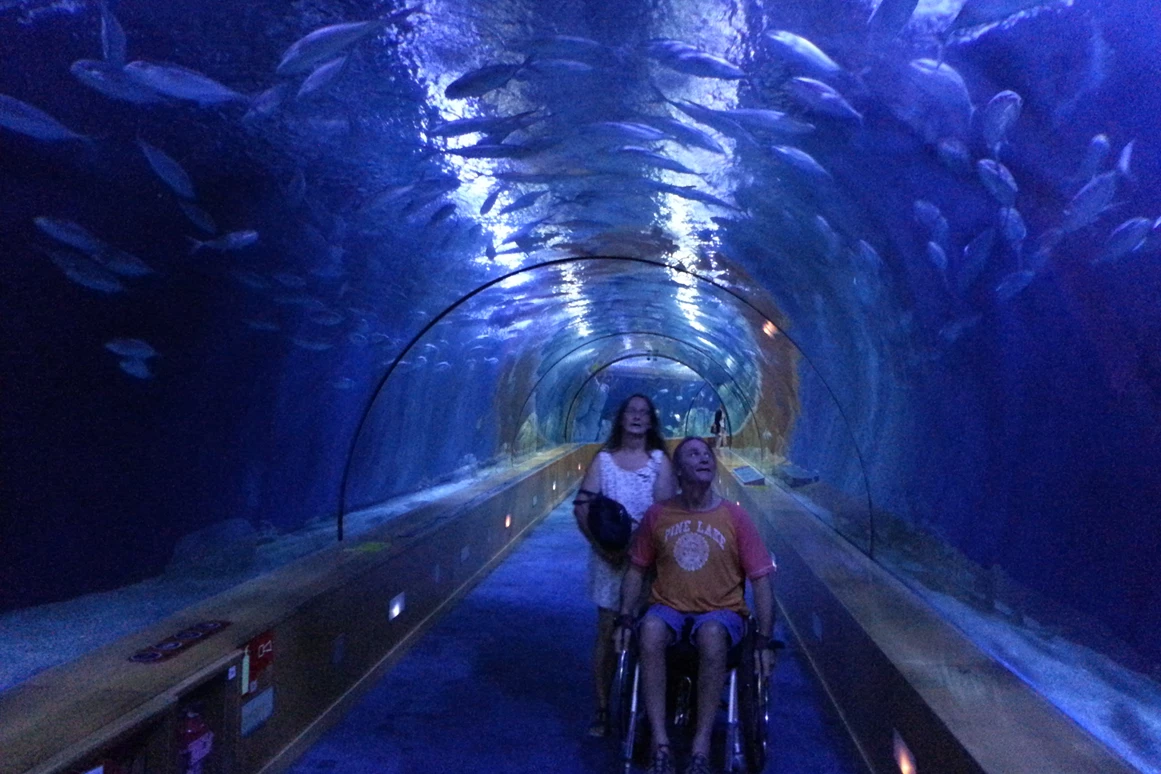 Rollstuhl-Urlaub: Wassertunnel, mit dem Rollstuhl durch - Residencial Thomas A1-A4