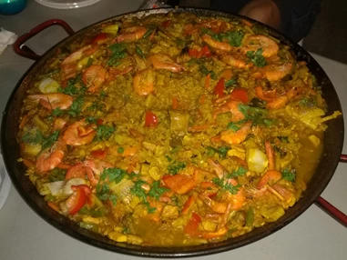 Rollstuhl-Urlaub: Fiestas, gemeinsam Paella essen  - Residencial Thomas A1-A4