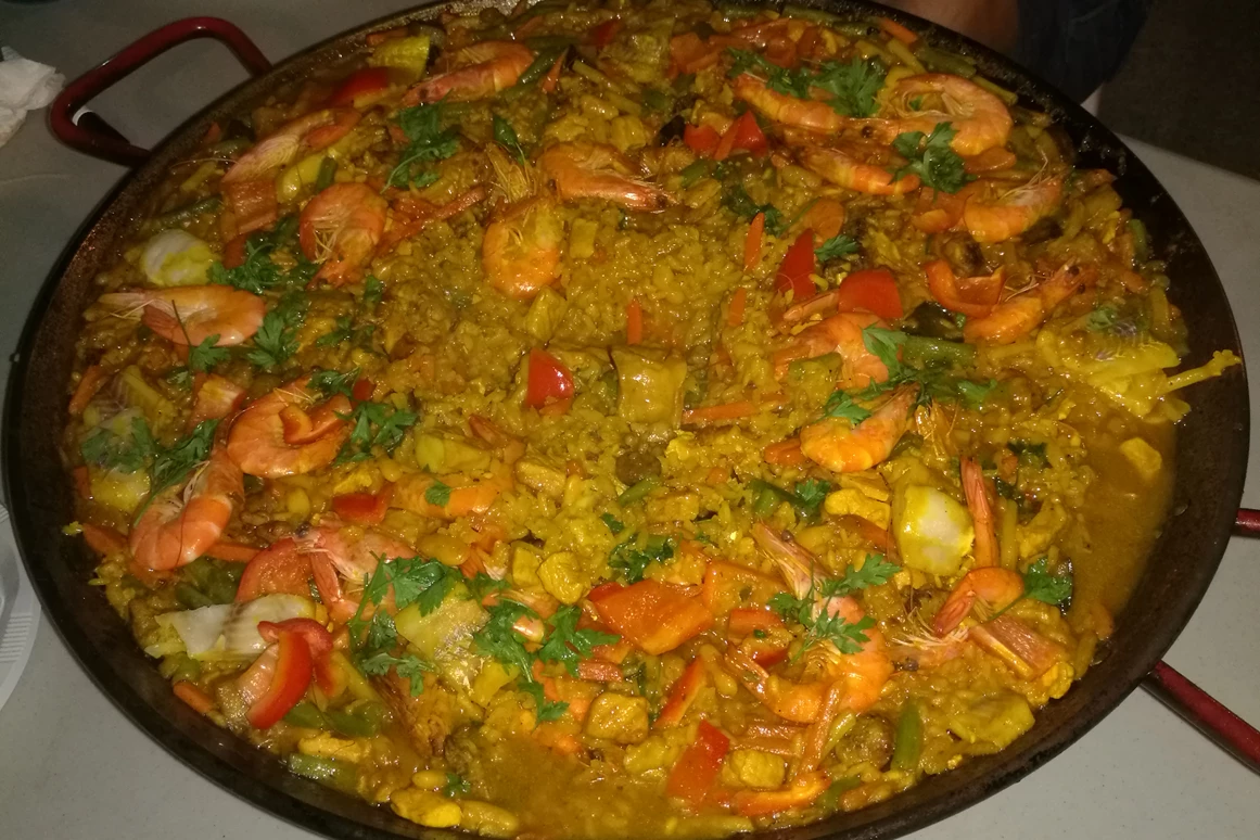 Rollstuhl-Urlaub: Fiestas, gemeinsam Paella essen  - Residencial Thomas A1-A4