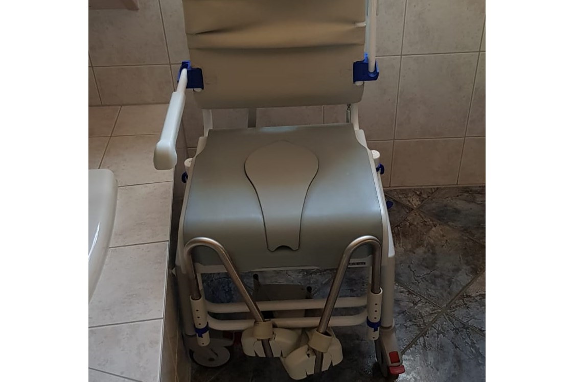 Rollstuhl-Urlaub: Duschstuhl mit Kopf- und Fussstütze kippbar - Pflegepension am Kronbügl