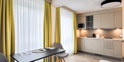 Rollstuhlgerechte Unterkunft - Weserbergland, Harz ... - Sitzbereich und Küchenzeile einer Juniorsuite - Gandersheimer Boardinghouse