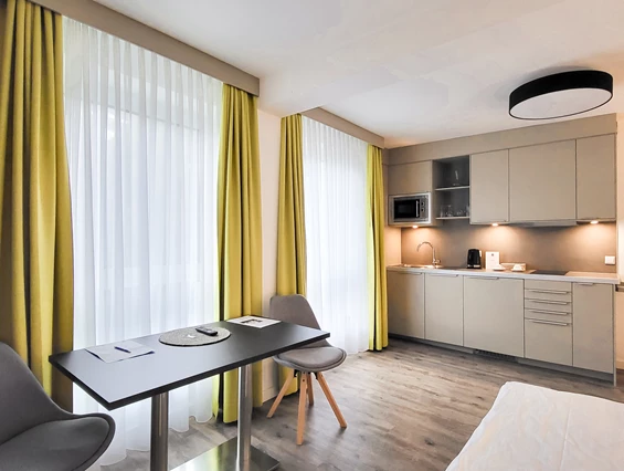 Rollstuhl-Urlaub: Sitzbereich und Küchenzeile einer Juniorsuite - Gandersheimer Boardinghouse