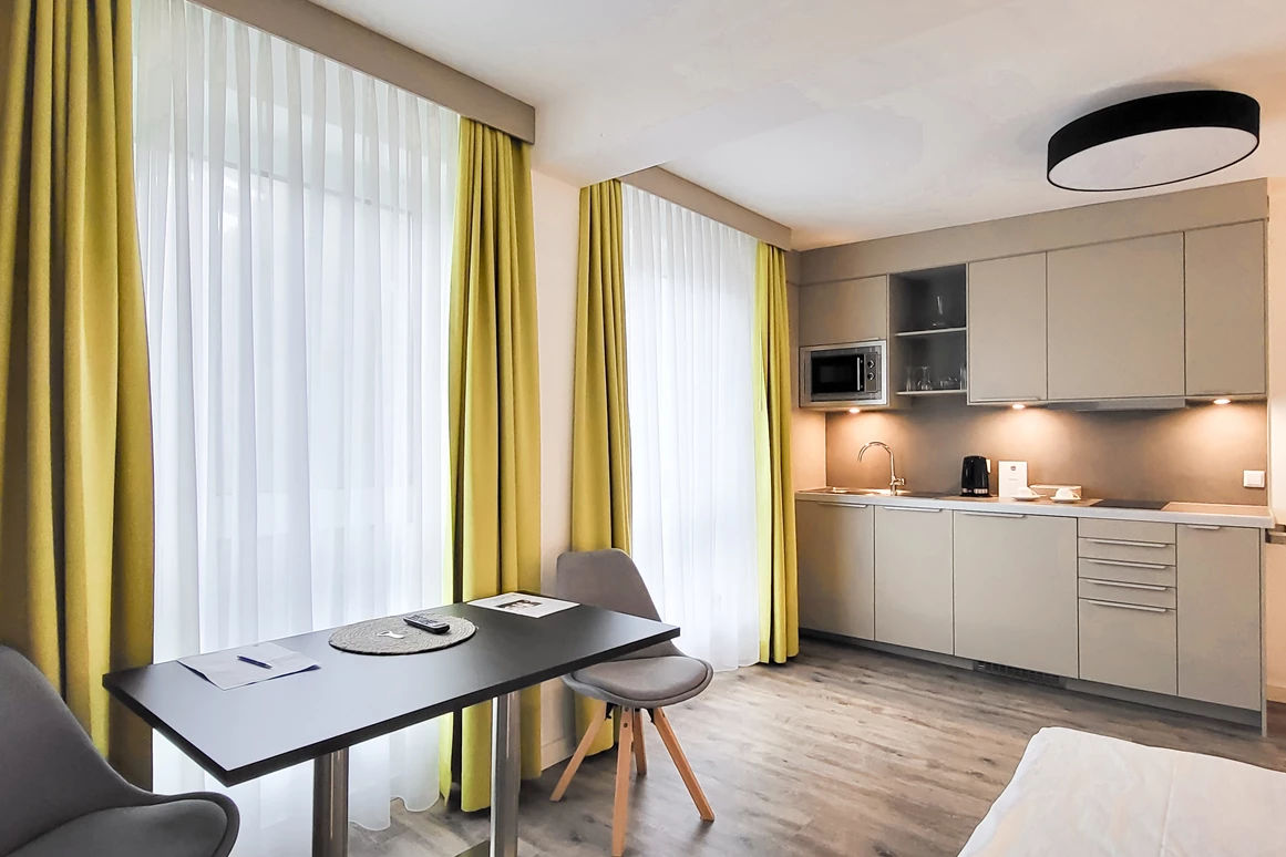 Rollstuhl-Urlaub: Sitzbereich und Küchenzeile einer Juniorsuite - Gandersheimer Boardinghouse