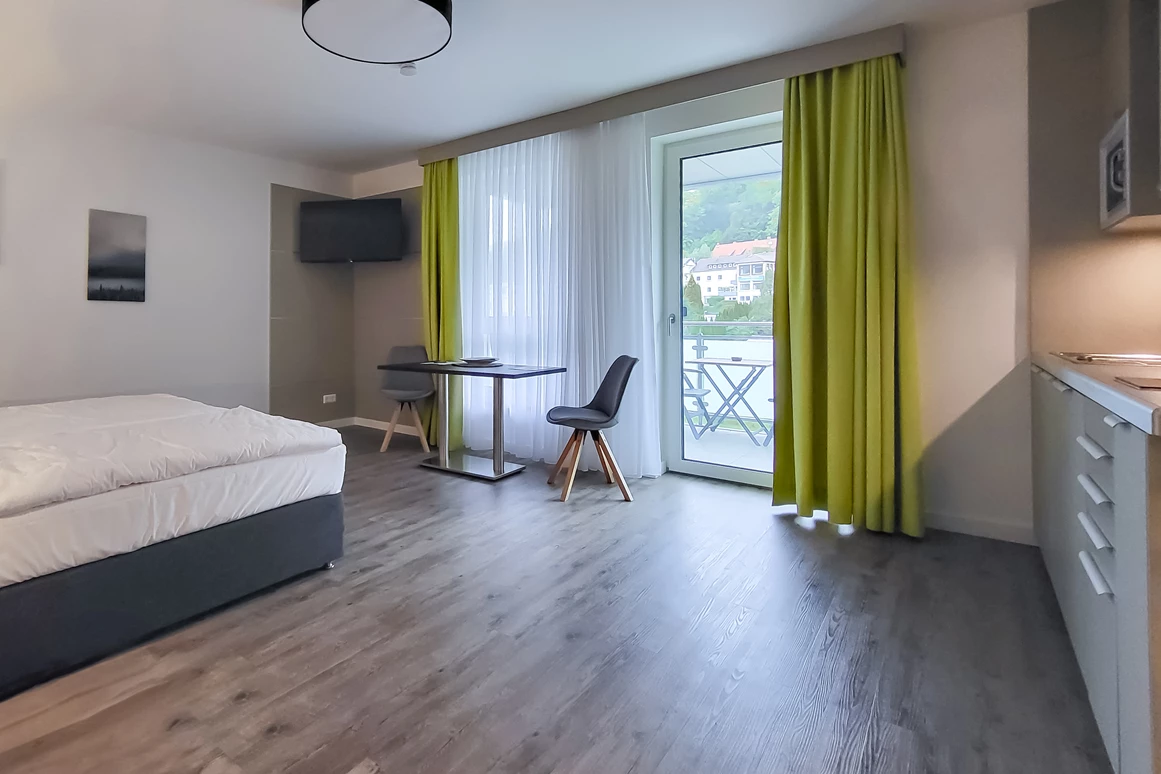 Rollstuhl-Urlaub: Blick in eine Juniorsuite - Gandersheimer Boardinghouse