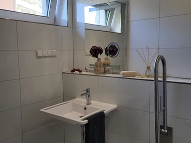 Rollstuhl-Urlaub: Bad einer Juniorsuite - Gandersheimer Boardinghouse