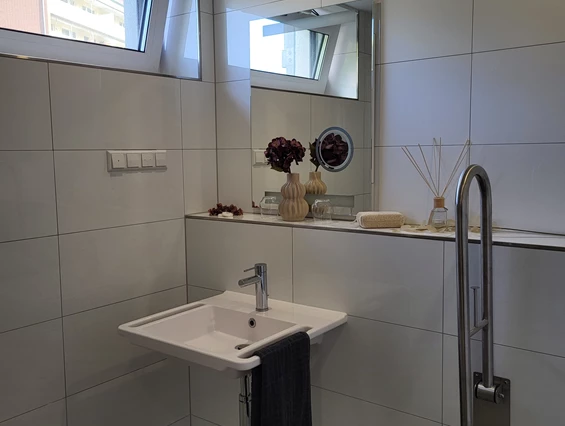 Rollstuhl-Urlaub: Bad einer Juniorsuite - Gandersheimer Boardinghouse