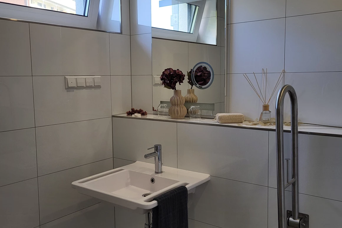 Rollstuhl-Urlaub: Bad einer Juniorsuite - Gandersheimer Boardinghouse