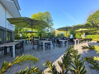 Rollstuhl-Urlaub: Sonnenterrasse des Restaurants Im Quartier - Gandersheimer Boardinghouse