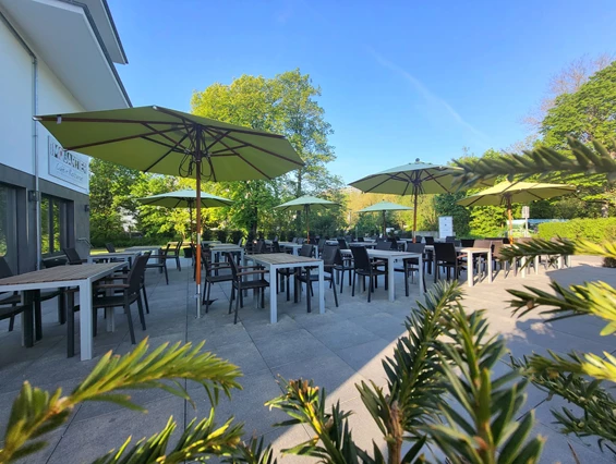 Rollstuhl-Urlaub: Sonnenterrasse des Restaurants Im Quartier - Gandersheimer Boardinghouse