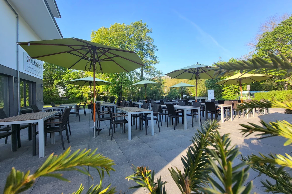 Rollstuhl-Urlaub: Sonnenterrasse des Restaurants Im Quartier - Gandersheimer Boardinghouse