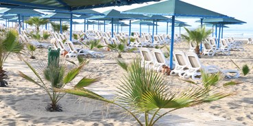 Rollstuhlgerechte Unterkunft - Unterkunftsart: Hotel - Türkei - Reservierte Liegen für Rollstuhlfahrer und Holzplanken am Strand - Paloma Oceana