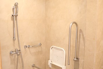 Rollstuhl-Urlaub: Badezimmer mit Duschsitz und Haltegriff  - Paloma Oceana