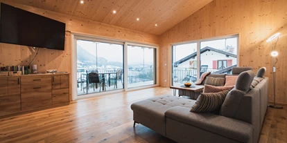 Rollstuhlgerechte Unterkunft - Region Schwaben - Wohnzimmer, Süd-Westbalkon,
Rollos, TV, erhöhtes Sofa, ausziehbar - Panorama Penthouse