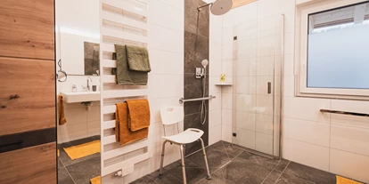 Rollstuhlgerechte Unterkunft - Region Schwaben - ebenerdige Dusche mit Haltegriff,
Duschstuhl - Panorama Penthouse