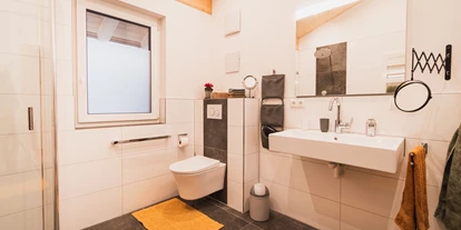 Rollstuhlgerechte Unterkunft - Region Schwaben - erhöhtes WC mit Haltegriff; unterfahrbares Waschbecken - Panorama Penthouse