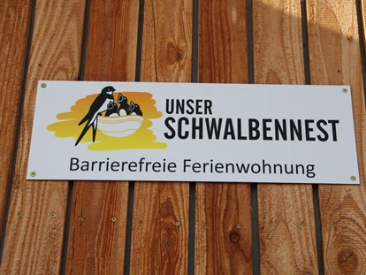 Rollstuhlgerechte Unterkunft - Pflegebett - Logo + Hinweisschild "Unser Schwalbennest"  - Unser Schwalbennest