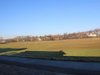 Rollstuhlgerechte Unterkunft - Pflegebett - Aussicht auf die nächste Ortschaft - Unser Schwalbennest