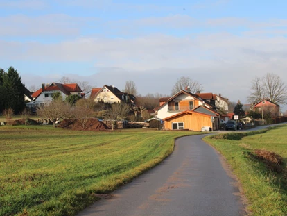 Rollstuhlgerechte Unterkunft - Pflegebett - Ansicht vom Rad- und Fußweg aus - Unser Schwalbennest