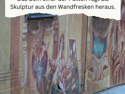 Rollstuhlgerechte Unterkunft - Pflegebett - Altes Rathaus in Bamberg, Das Bein einer der Putten ragt als Skulptur aus den Wandresken heraus. - Unser Schwalbennest