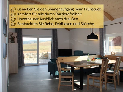 Rollstuhlgerechte Unterkunft - Pflegebett - Essbereich und Wohnzimmer mit Ausblick in die Natur - Unser Schwalbennest