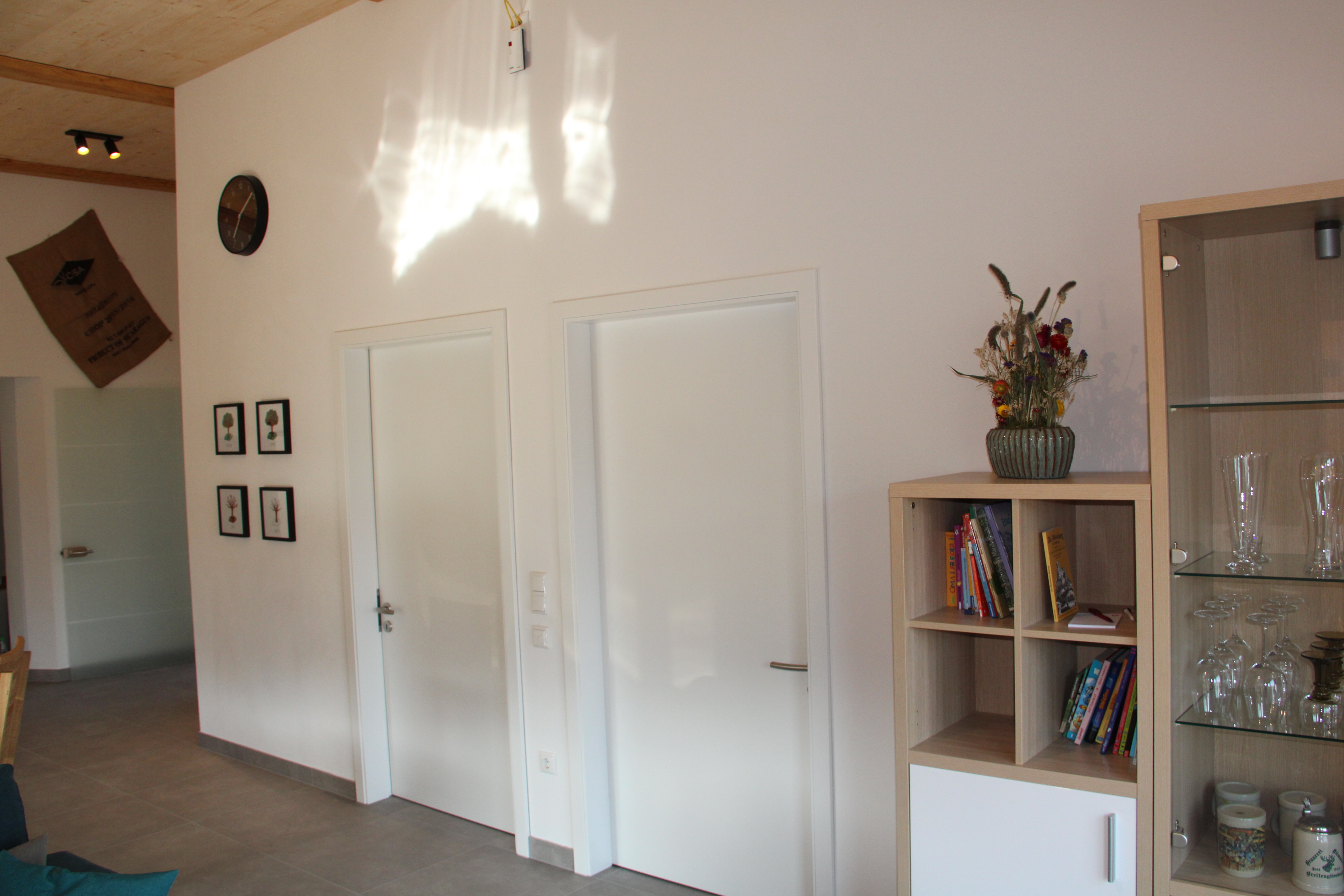 Rollstuhl-Urlaub: Wohnbereich mit Zugang der 2 Schlafzimmer - Unser Schwalbennest