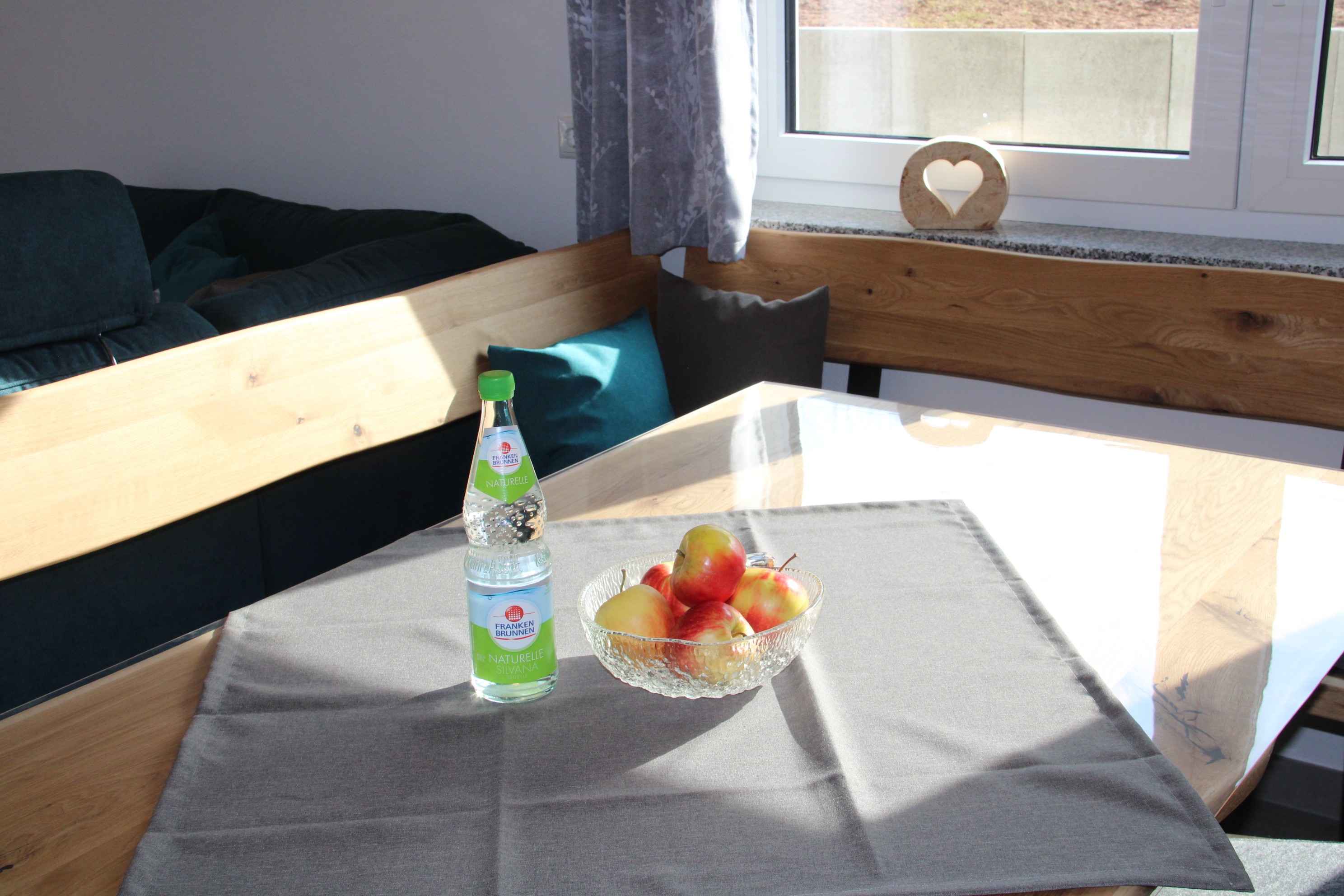 Rollstuhl-Urlaub: Esstisch mit Begrüßungsgeschenk (Wasser und Obst) - Unser Schwalbennest