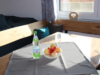 Rollstuhlgerechte Unterkunft - Pflegebett - Esstisch mit Begrüßungsgeschenk (Wasser und Obst) - Unser Schwalbennest