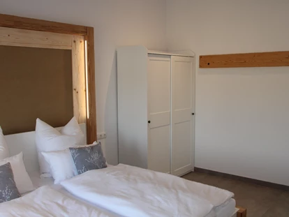 Rollstuhlgerechte Unterkunft - Pflegebett - Schlafzimmer mit Doppelbett und Schiebetürenschrank - Unser Schwalbennest