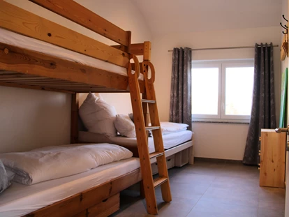 Rollstuhlgerechte Unterkunft - Pflegebett - Schlafzimmer 2 mit Etagenbett und Einzelbett - Unser Schwalbennest