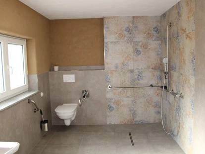 Rollstuhlgerechte Unterkunft - Pflegebett - Dusche mit Handläufen (Stützgriffe), offen ohne Abtrennungen, ebenerdig - Unser Schwalbennest