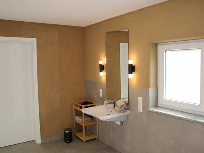 Rollstuhlgerechte Unterkunft - Pflegebett - Fenster mit Folie beklebt, Sichtschutz - Unser Schwalbennest
