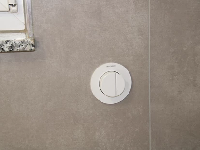 Rollstuhlgerechte Unterkunft - Pflegebett - zusätzlicher, seitlicher Spülauslöser an der Toilette - Unser Schwalbennest
