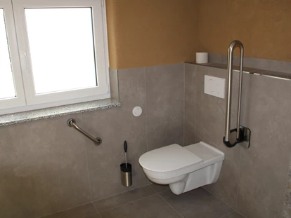 Rollstuhlgerechte Unterkunft - Pflegebett - Stützklappgriff an der Toilette - Unser Schwalbennest