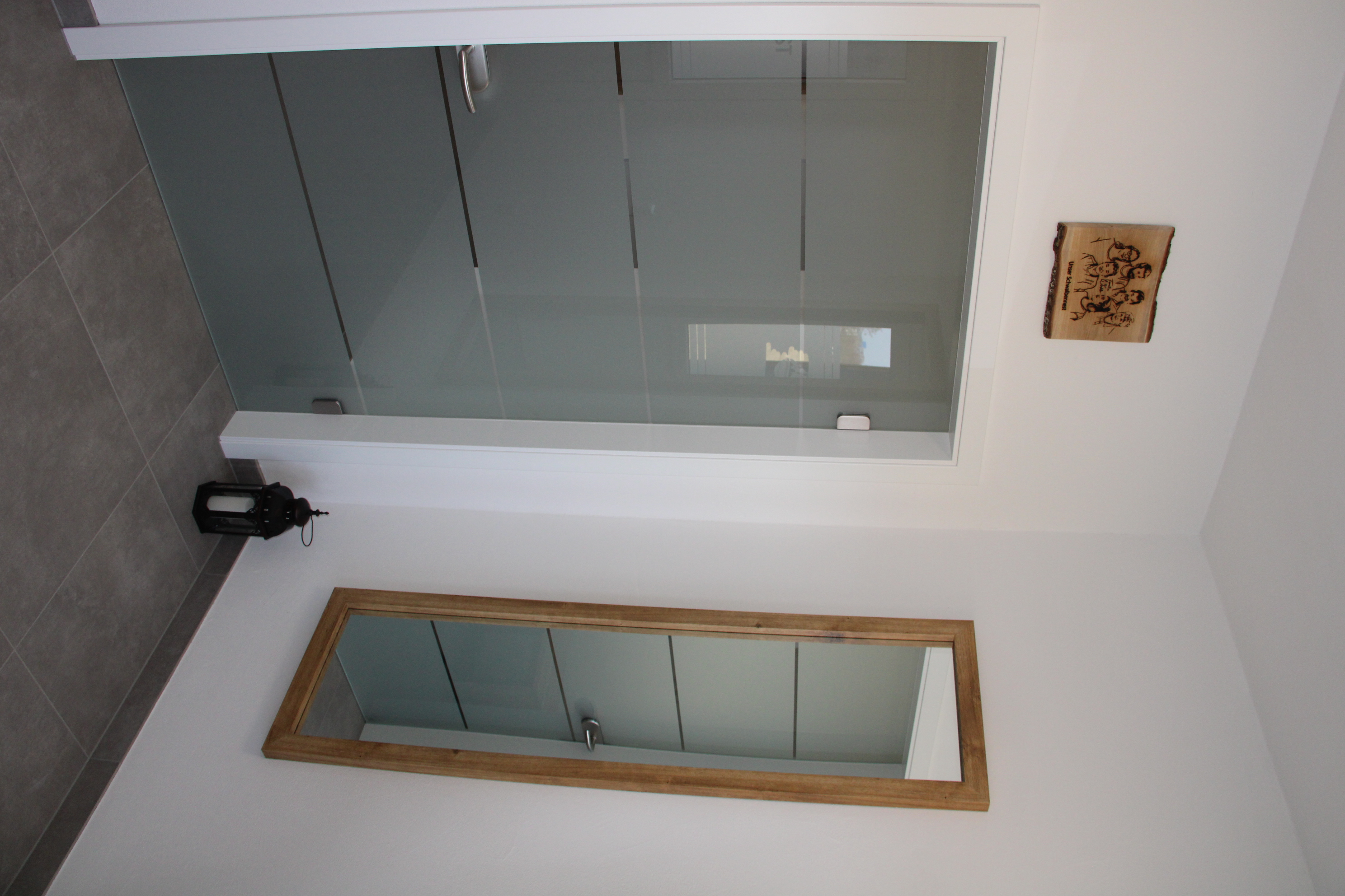 Rollstuhl-Urlaub: Eingangsbereich mit Ganzkörperspiegel und Glastür zur Wohnung - Unser Schwalbennest