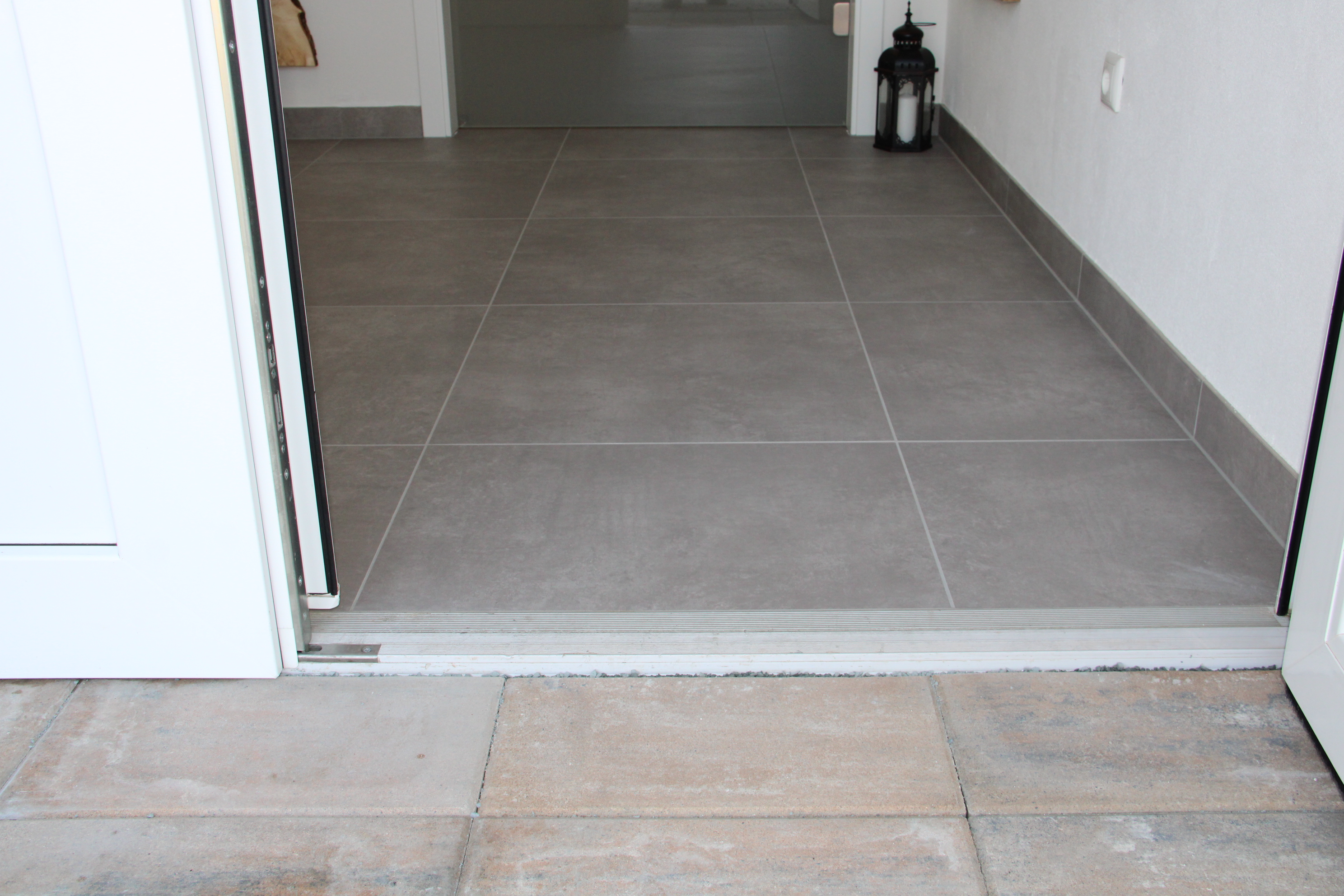 Rollstuhl-Urlaub: Haustüre, ein Flügel geöffnet - Unser Schwalbennest