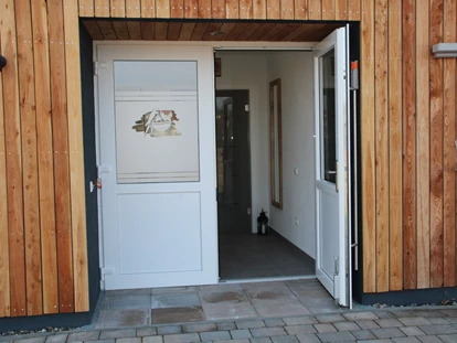 Rollstuhlgerechte Unterkunft - Pflegebett - Ansicht von Aussen, geöffente Haustüre - Unser Schwalbennest