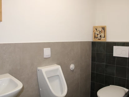 Rollstuhlgerechte Unterkunft - Pflegebett - 2. WC mit Pissoir, Toilette und Waschtisch - Unser Schwalbennest