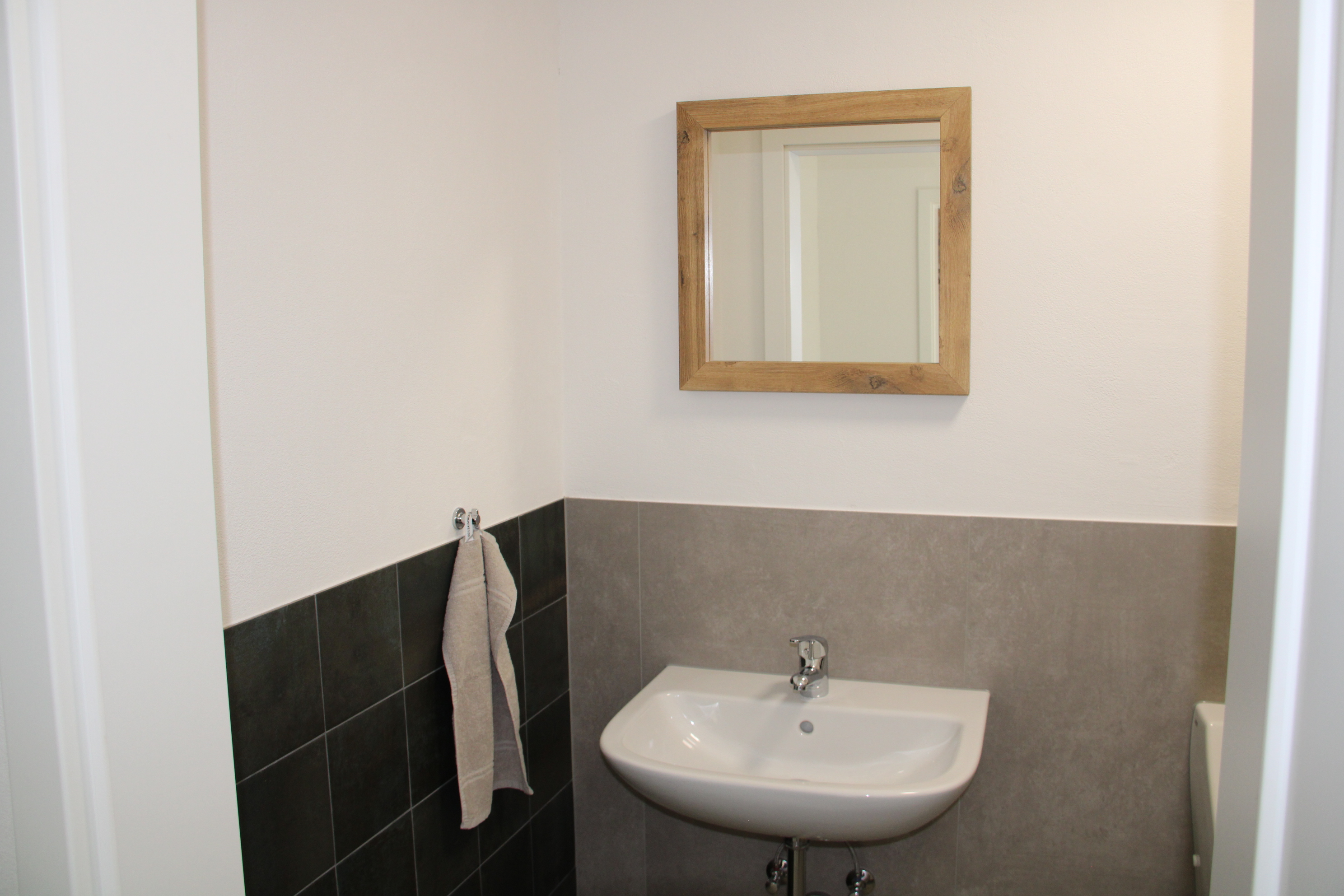 Rollstuhl-Urlaub: Waschtisch und Spiegel im 2. WC - Unser Schwalbennest