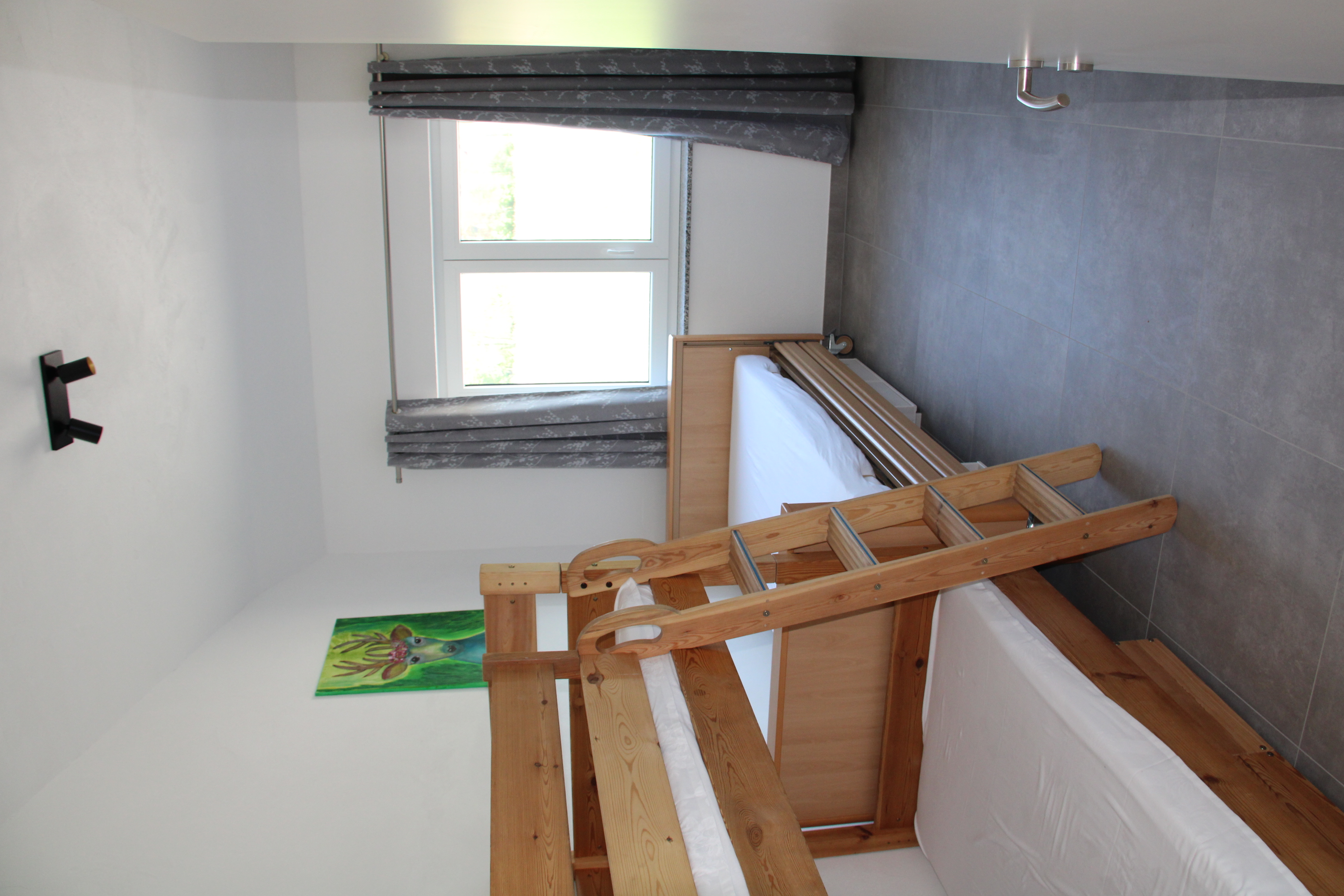 Rollstuhl-Urlaub: Schlafzimmer 2 mit Etagenbett und Pflegebett - Unser Schwalbennest