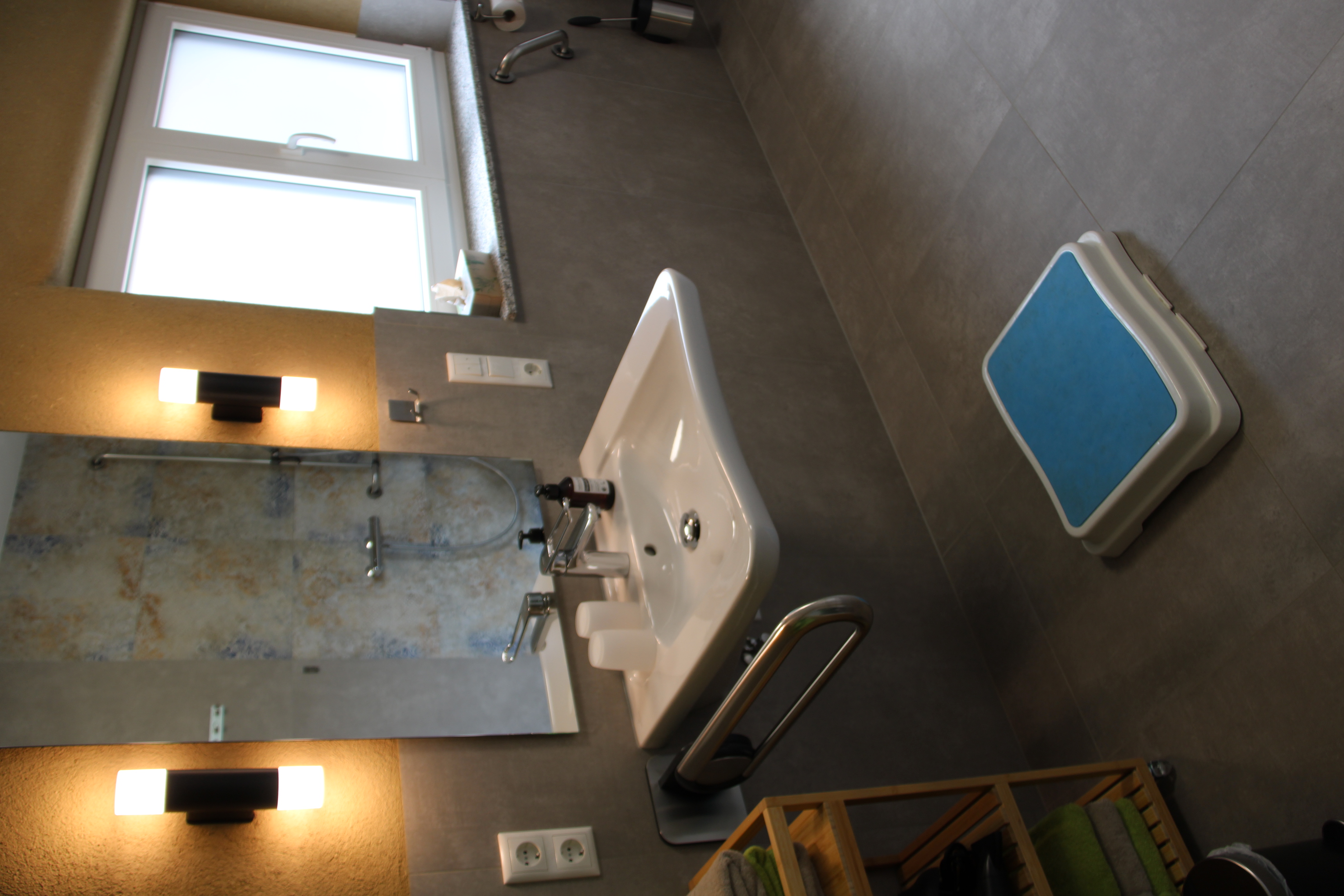 Rollstuhl-Urlaub: Tritt für Waschbecken - Unser Schwalbennest