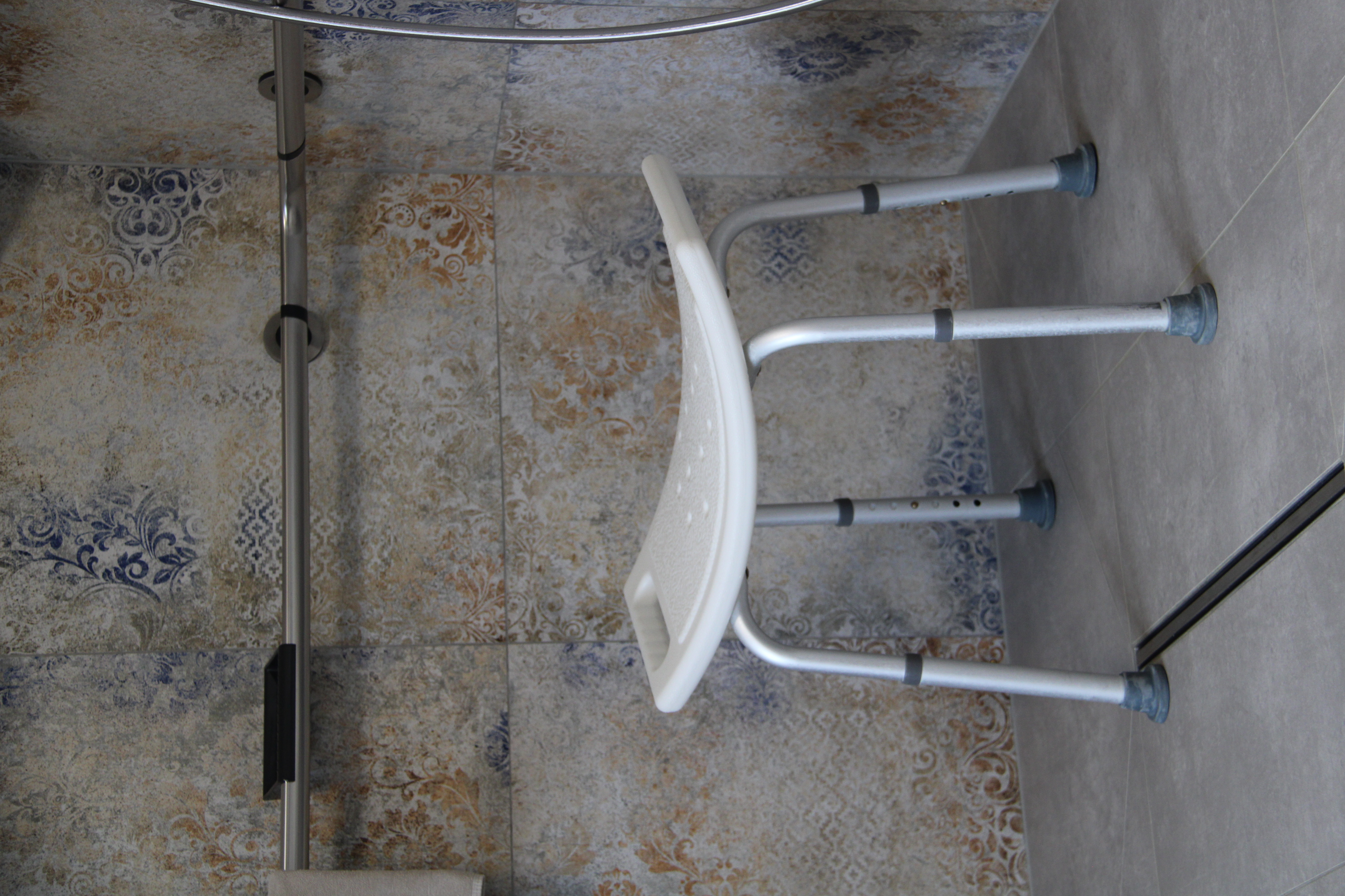 Rollstuhl-Urlaub: Duschhocker - Unser Schwalbennest