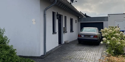 Rollstuhlgerechte Unterkunft - Unterkunftsart: Ferienhaus - PKW-Stellplatz und Eingangsbereich - Ferienhaus "Am Dombogen" Xanten